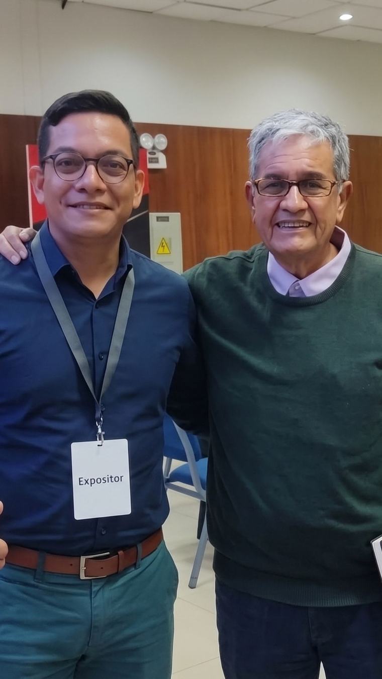 Julio Cuestas junto a un colega en un evento del sector